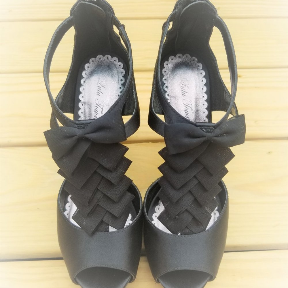 These sharp accessories desperately need a new home with a loving owner!!!